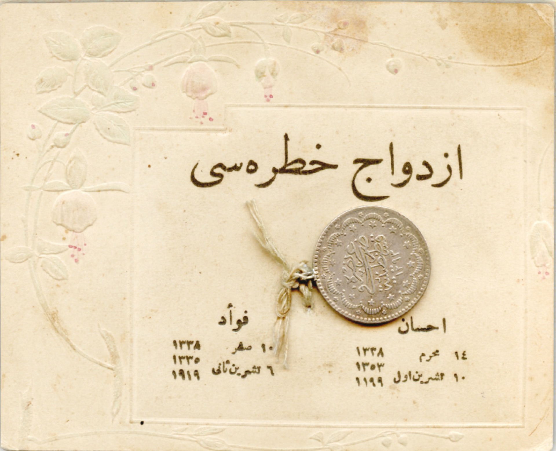  Damat İhsân Fuat Efendi’nin 1919 tarihinde nişanlısına armağan ettiği gümüş paranın da takılı olduğu “İztivâç Hatırası”